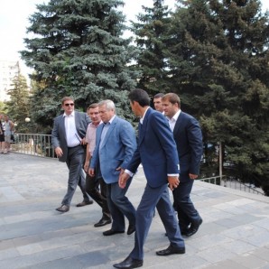 <p>Встречаем почетного гостя - губернатора Ростовской области Василия Голубева.</p>