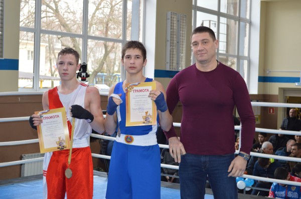 Вице-президент Федерации бокса ЮФО Георгий ПОЛЯКОВ поздравляет призеров